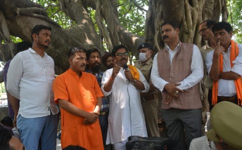 बीती रात विशेष समुदाय के लोगो द्वारा पथराव की घटना को लेकर महापंचायत में भारी आक्रोश