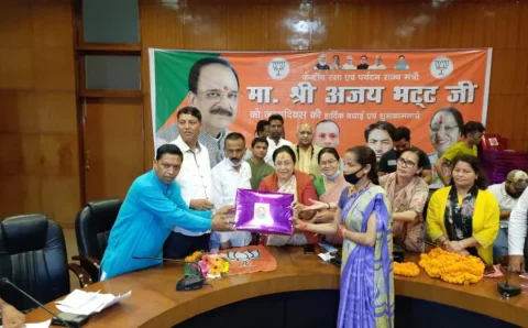 भोजन माताओं को नैनीताल में केंद्रीय मंत्री अजय भट्ट के जन्मदिन पर किया सम्मानित