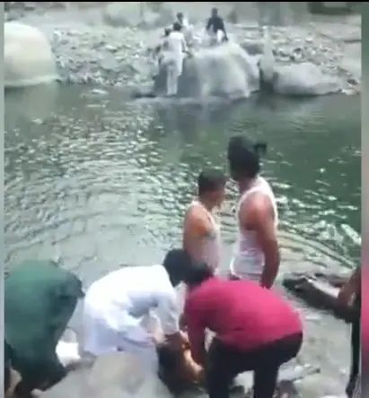चार दोस्तों की पानी में डूबने से मौत ईद की खुशियां मातम में बदली गमों में डूबा परिवार।