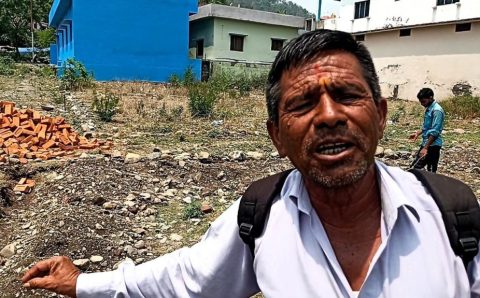 अधिकारियों की उदासीनता के चलते सरकारी कार्यालयों के चक्कर लगाता पीड़ित शिक्षक