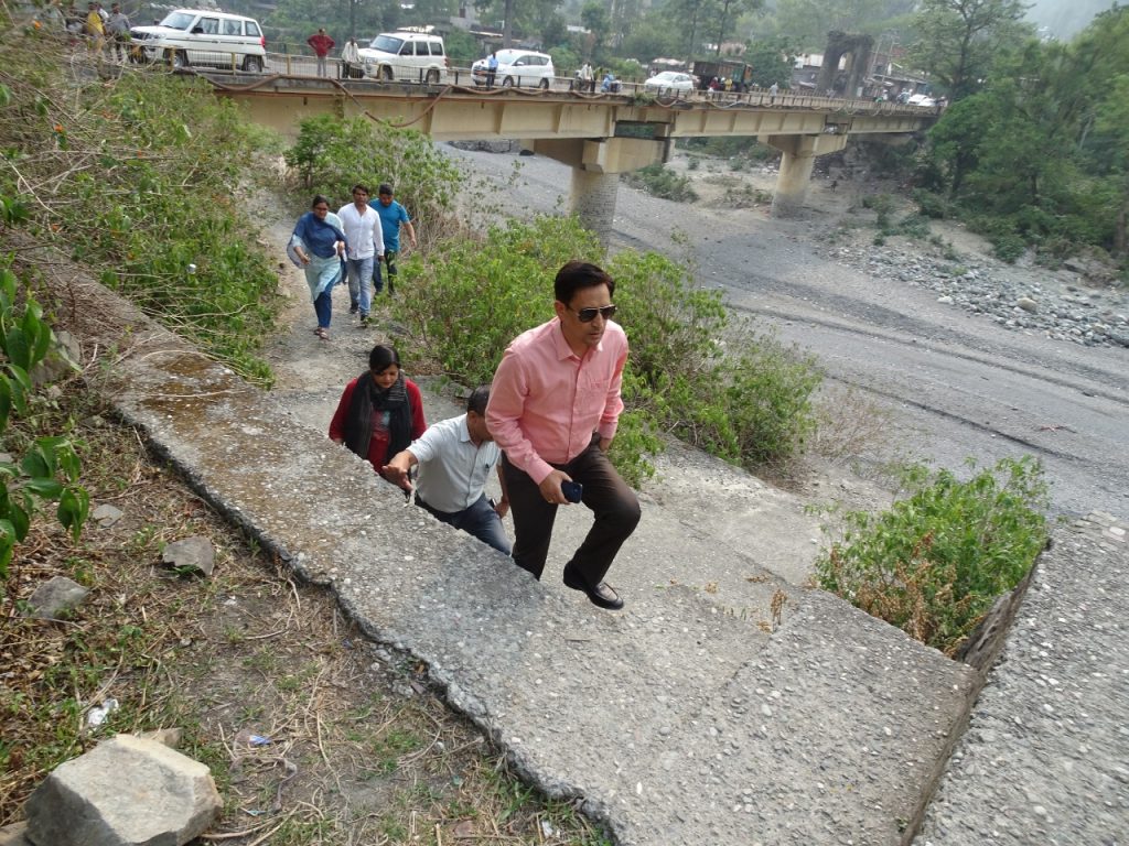 कुमाऊँ आयुक्त ने गौलापार स्थित क्षतिग्रस्त सिंचाई नहर का किया निरीक्षण