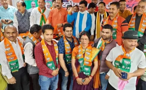 उप चुनाव से पहले ही कांग्रेस लगातार लग रहे झटके ब्लाक प्रमुख समेत सैकङों कांग्रेसियों ने थामा कमल