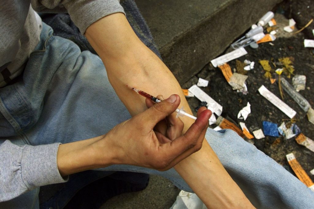 जनपद नैनीताल में नशे के कारोबारी बेख़ौफ़ 120 नशे के इंजेक्शनों के साथ किया युवक को गिरफ्तार