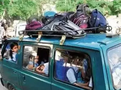 यातायात नियमों का उल्लंघन इनोवा में 23 स्कूली बच्चे कुमाऊं कमिश्नर ने पुलिस व आरटीओ को दिये कार्रवाई के निर्देश