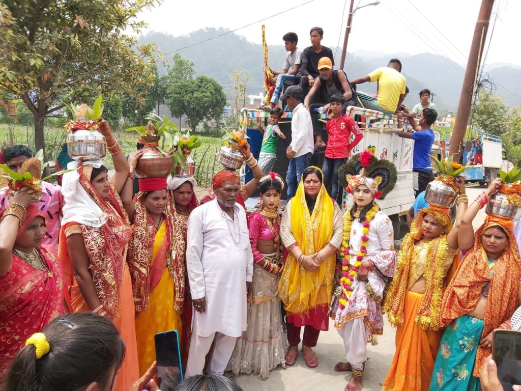 देवी दुर्गा की स्थापना एवम श्रीमत भागवतकथा आयोजन हेतु निकाली कलशयात्रा