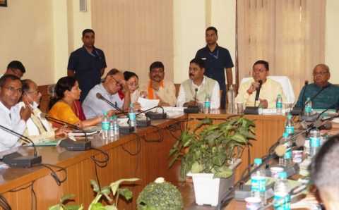 अधिकारी जनता की शिकायतें व समस्यायें निस्तारण के लिए समय निर्धारित करना सुनिश्चित करें कार्य में लापरवाही करने पर कार्रवाई की जाएगी – धामी