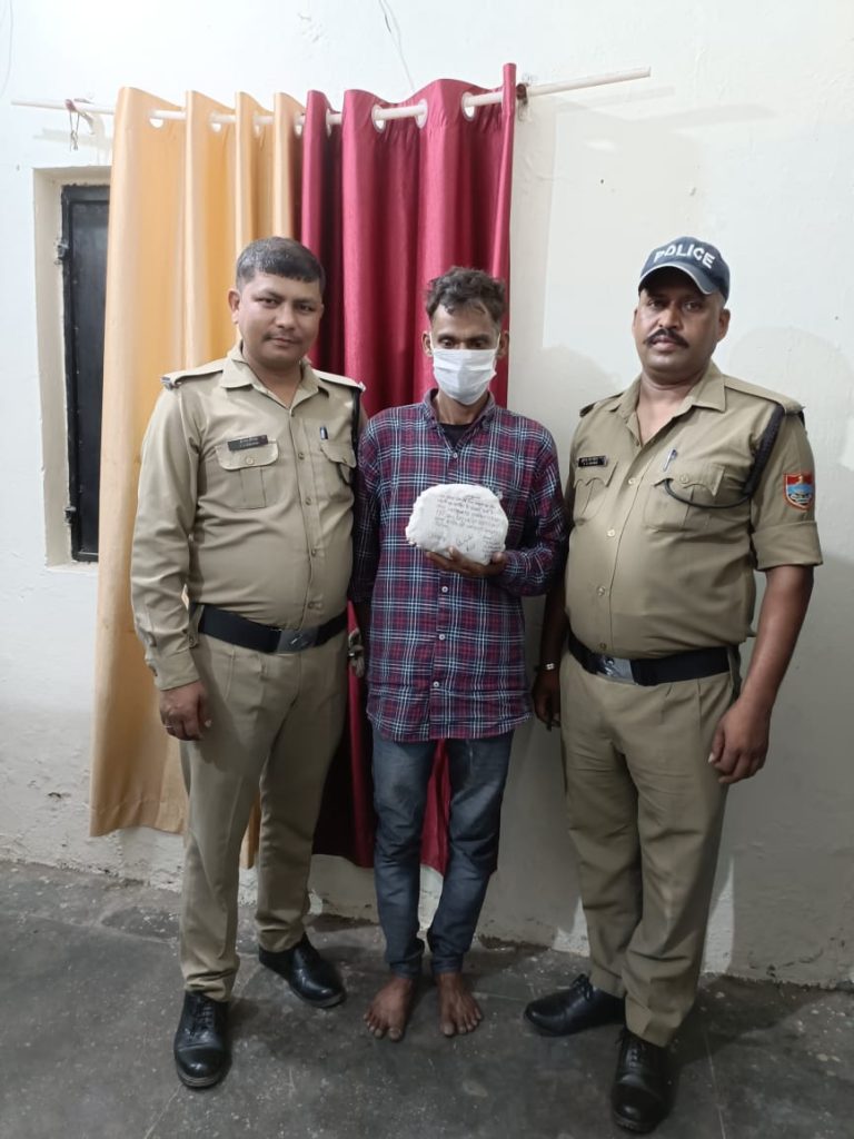 नशे के सौदागर तक पहुँचने के लिए मित्र पुलिस बनी ग्राहक अवैध 01 किलो 50 ग्राम चरस बरामद