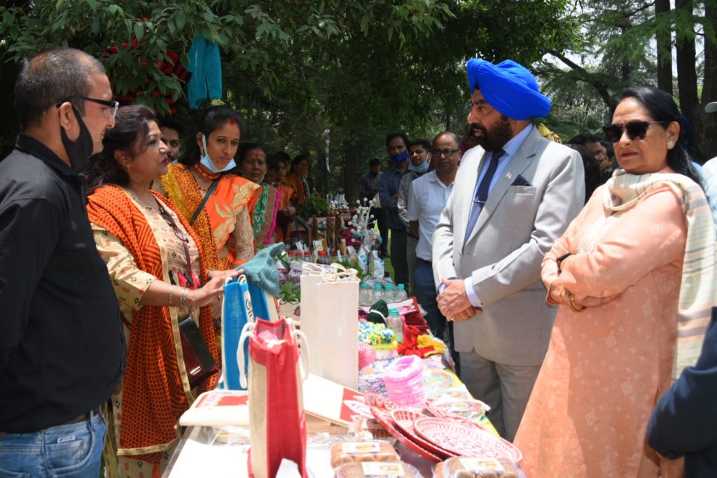 राज्यपाल लेफ्टिनेंट जनरल गुरमीत सिंह(से नि) ने राजभवन परिसर में स्वयं सहायता समूहों की महिलाओं द्वारा बनाए गए उत्पादों की प्रदर्शनी का किया अवलोकन