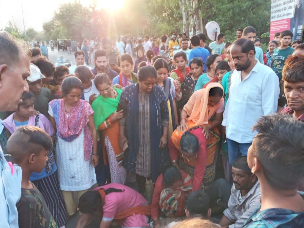 बाघ ने महिला को बनाया निवाला वन विभाग के खिलाफ ग्रामीणों ने खोला मोर्चा