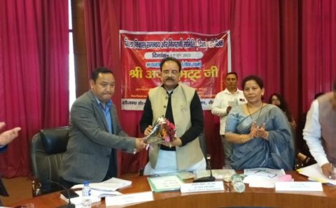 प्रधानमंत्री आवास योजना की जानकारी लेते हुए सांसद अजय भट्ट ने सचिव विकास प्राधिकरण को आवश्यक कार्यवाही के दिये निर्देश