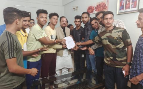 अग्निपथ योजना को लेकर प्रदर्शन कर रहे युवाओं के शिष्टमंडल ने केंद्रीय रक्षा राज्य मंत्री अजय भट्ट को को दिया ज्ञापन