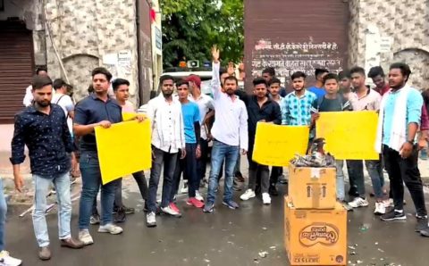 एन०एस०यू०आई ने किया अग्नीपथ के विरोध मे केंद्र सरकार का पुतला दहन