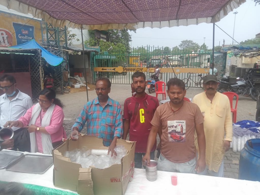 राधा रानी सेवा समिति के द्वारा मंडी गेट पर शर्बत वितरण किया