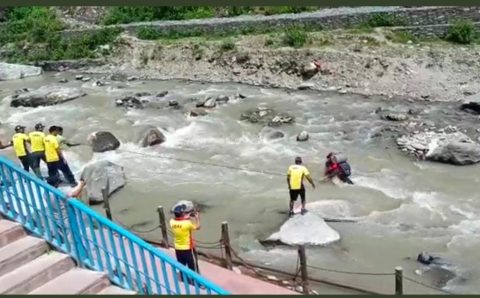 मंदाकिनी नदी में बढ़ा जल स्तर एसडीआरएफ ने रेस्क्यू कर दो युवको को दिया जीवन दान