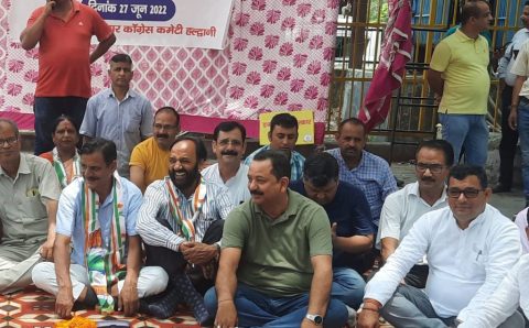 कांग्रेस नेताओं की गुटबाजी के चलते अग्निपथ विरोध कार्यक्रम को पलीता लगाते हल्द्वानी कांग्रेस पदाधिकारी