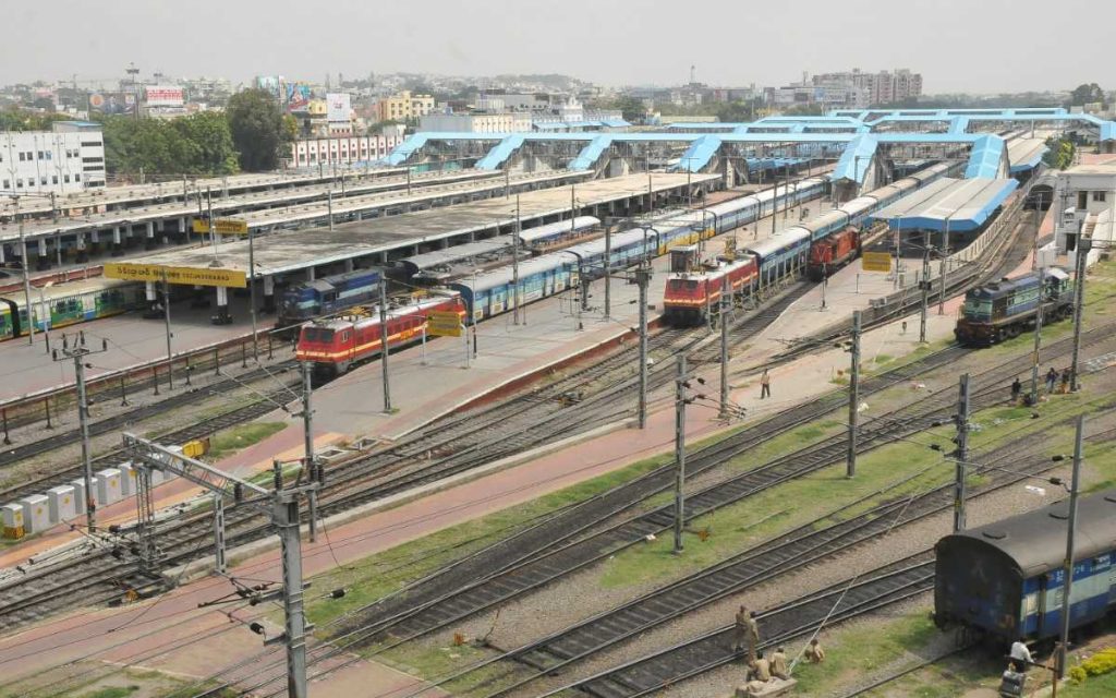 देश मे सबसे अधिक अतिक्रमण रेलवे की भूमि पर ?