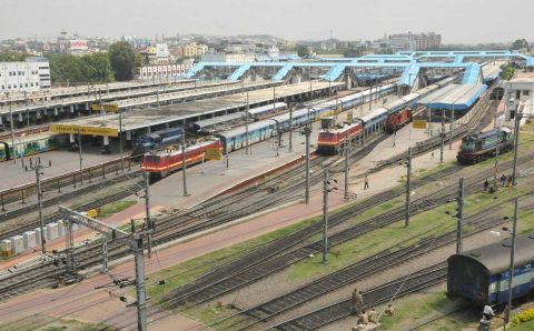 देश मे सबसे अधिक अतिक्रमण रेलवे की भूमि पर ?