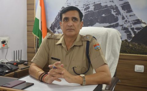 विद्या देवी ने बेटे पर झूठा आरोप लगाने का एसएसपी को सौंपा शिकायती पत्र