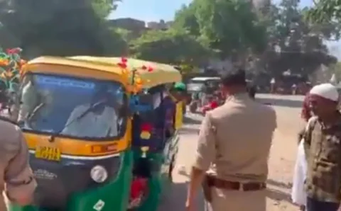 हैरतअंगेज कारनामा ऑटो में 27 लोग ऑटो को सीज कर चालक के विरुद्ध वैधानिक कार्यवाही>VIDEO