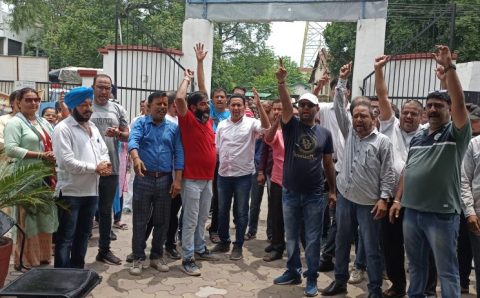कोतवाली में दहाड़े व्यापारी चोरी का खुलासा न होने पर आत्मदाह की चेतावनी>विस्तार से खबर देखने के लिए देखे विडिओ