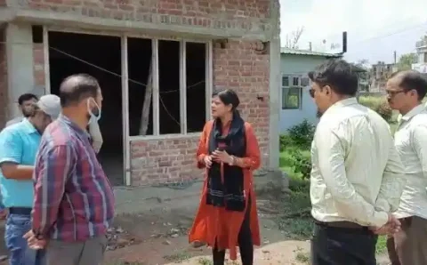सरकारी भूमि पर बिल्डर माफियाओं द्वारा 8 बीघा पर किया कब्जा नींद से जागा प्रशासन कॉलोनी को प्रशासन ने किया सील > देखे–(VIDEO)