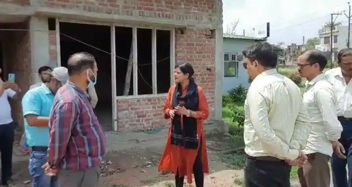 सरकारी भूमि पर बिल्डर माफियाओं द्वारा 8 बीघा पर किया कब्जा नींद से जागा प्रशासन कॉलोनी को प्रशासन ने किया सील > देखे–(VIDEO)