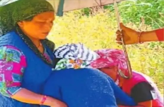 स्वास्थ सेवाएं धड़ाम पिथौरागढ़ में महिला ने खेत में दिया बच्चे को जन्म बच्चे की मौत