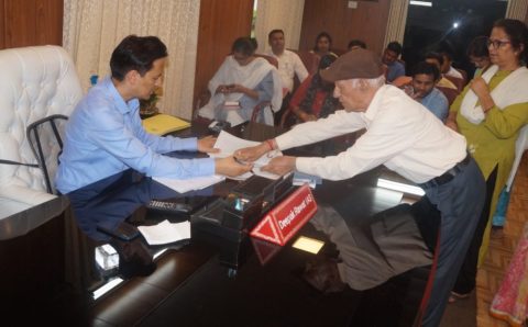 आयुक्त कैम्प कार्यालय के जनता दरबार में पारिवारिक विवाद अवैध कब्जा, राजस्व, सड़क, विद्युत, रोजगार, पेयजल भूमि,अतिक्रमण,आदि से सम्बन्धित 73 शिकायतें दर्ज> देखे वीडियो