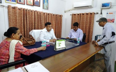 उपजिलाधिकारी मनीष कुमार ने मंगलवार को तहसील दिवस पर तहसील हल्द्वानी मे जनसमस्यायें सुनी व कई समस्याओं का मौके पर ही निस्तारण किया गया