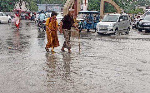 सरकारे बदलती है व्यवस्थाये नहीं शहर के ड्रीम प्रोजेक्ट की धज्जिया की उधेड़ी आधे घंटे की बरसात ने>देखे विडिओ