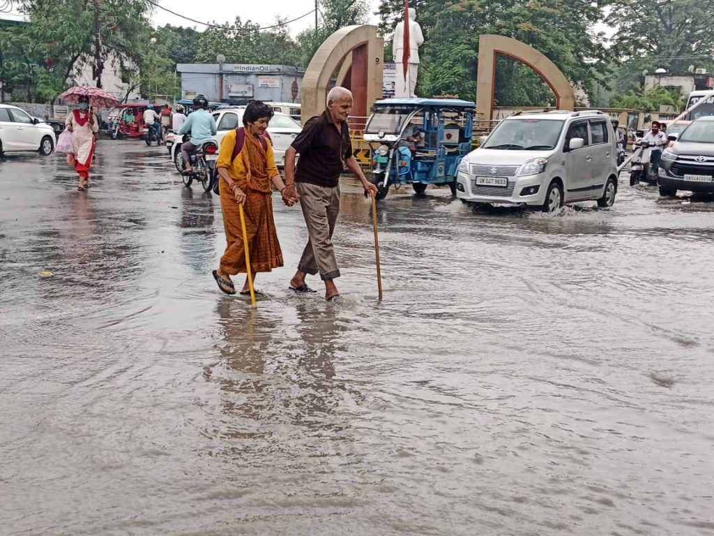 सरकारे बदलती है व्यवस्थाये नहीं शहर के ड्रीम प्रोजेक्ट की धज्जिया की उधेड़ी आधे घंटे की बरसात ने>देखे विडिओ