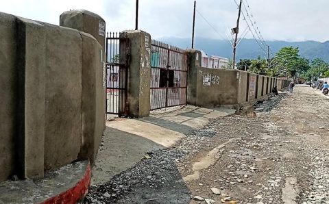 सड़को में गड्डे है या गड्डो में सड़के यही है 2 हज़ार करोड़ का हल्द्वानी में विकास > पूछती है जनता ,रोड अपनी बदहाली पर आँसू बहाती नज़र आ रही है | यही है 2000 करोड़ के विकास कार्य यह एक प्रश्न चिन्ह ???देखे VIDEO