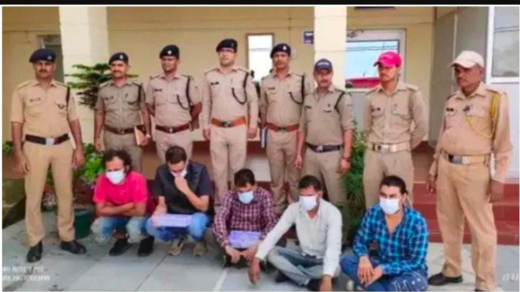 लमगड़ा पूर्व ब्लॉक प्रमुख का पुत्र अपने तीन साथियो सहित एक करोड़ के लीसे व ढाई लाख नकदी के साथ पुलिस हिरासत में