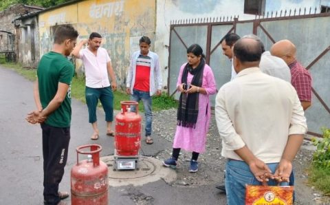 सिटी मजिस्ट्रेट द्वारा घरेलू गैस के वितरण के आकस्मिक चेकिंग अभियान