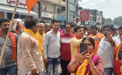 धूमधाम के साथ नचाते गाते बैंड बाजों के निकाली शोभायात्रा