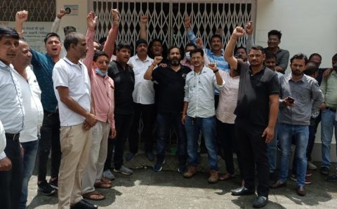 ठेकेदारों ने लोक निर्माण विभाग कार्यालय में की पूर्ण तालाबंदी ऋचा सिंह के आग्रह पर खोले ताले आंदोलन जारी,, विस्तार से न्यूज देखे VIDEO