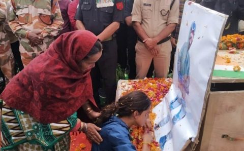 आइटीबीपी बस हादसे में बलिदान हुए शहीद मेजर नंदन सिंह चम्याल का पार्थिव शरीर पहुंचा घर उमड़ा आसुंओ का सैलाब
