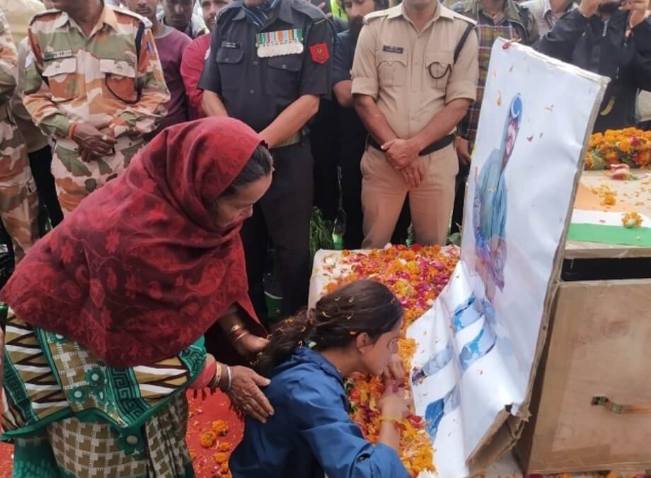 आइटीबीपी बस हादसे में बलिदान हुए शहीद मेजर नंदन सिंह चम्याल का पार्थिव शरीर पहुंचा घर उमड़ा आसुंओ का सैलाब