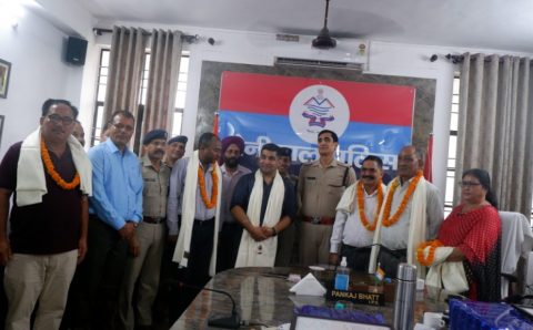 सेवानिवृत्त पुलिस अधिकारी एवम् कर्मचारियों के उत्तम स्वास्थ्य व उज्ज्वल भविष्य की कामना करते हुए नैनीताल पुलिस द्वारा भावभीनी विदाई दी गई