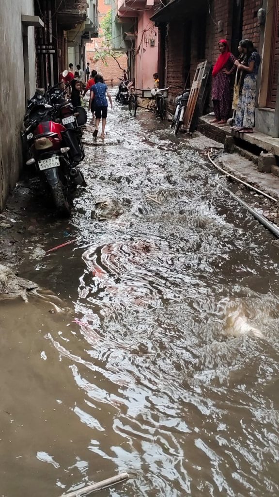 इंदिरा नगर क्षेत्र में बरसात का पानी लोगों के घरों में घुसा नालो पर अवैध निर्माण कैसे हो सफाई ज़िम्मेदार ?