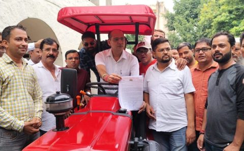 अनोखे अंदाज़ में प्रदेश कांग्रेस प्रवक्ता पहुँचे सिटी मजिस्ट्रेट कार्यालय हल्द्वानी नगरीय क्षेत्र में जलभराव की समस्या हेतु सौपा ज्ञापन