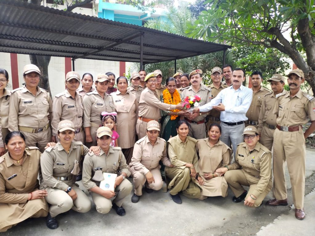 होमगार्ड स्वयंसेवक मुन्नी देवी का सेवाकाल पूर्ण करने के उपरांत कंपनी द्वारा विदाई समारोह आयोजित