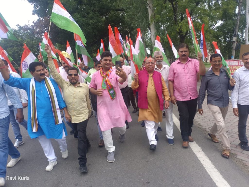 विधायक बंशीधर भगत के नेतृत्व में भव्य  तिरंगा रैली में सैकड़ो की संख्या में भाजपा कार्यकर्ता तिरंगा लिए मौजूद