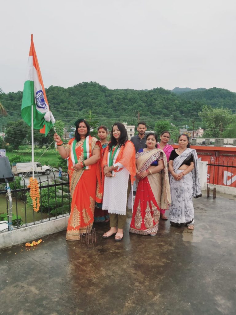 सरवती देवी मैमोरियल ट्रस्ट की अध्यक्ष डॉ रेनू शरण ने किया ध्वजारोहण।