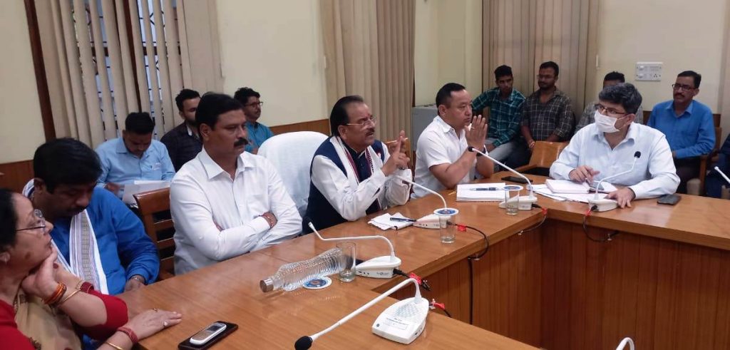 बैठक के दौरान केंद्रीय राज्य मंत्री अजय भट्ट ने लगाई अधिकारियों की फटकार