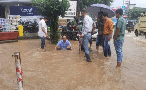 दीपक बल्यूटिया को क्यों लेनी पड़ी अर्ध जल समाधि सिटी मजिस्ट्रेट के आश्वासन पर माने