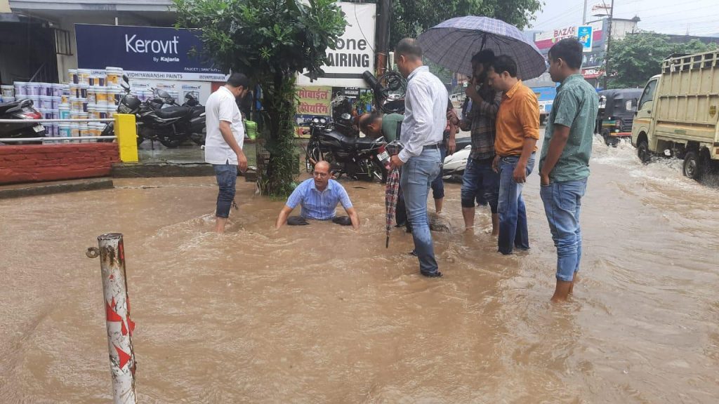 दीपक बल्यूटिया को क्यों लेनी पड़ी अर्ध जल समाधि सिटी मजिस्ट्रेट के आश्वासन पर माने