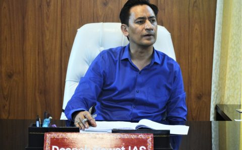 ट्रान्सफर सर्टिफिकेट न देने पर स्कूल प्रन्धक को कमिश्नर ने जनता दरबार मे किया तलब लगाई फटकार