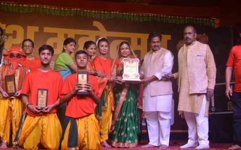 श्री गणेश महोत्सव में विजेताओं को सुभाष गुप्ता ने मोमेंटो देकर किया सम्मानित