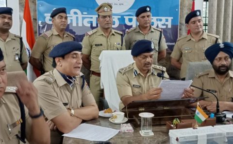 वन प्लस शोरूम में एक करोड़ मोबाइल चोरी का डीआईजी ने किया खुलासा गिरोह के दो सदस्य पुलिस हिरासत में… देखे VIDEO
